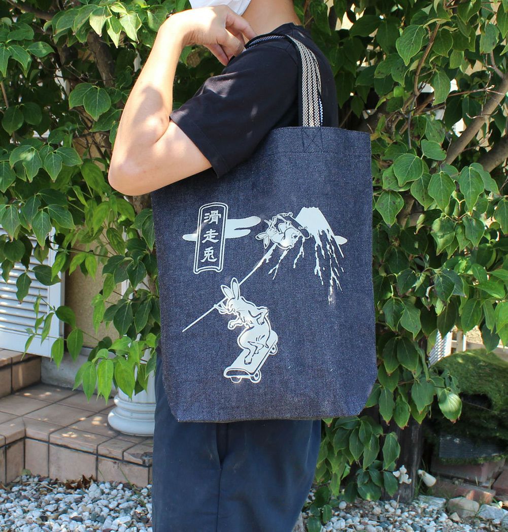 オリジナル鳥獣戯画「滑走兎」 レトロデニムバッグ | 倉敷デニム・倉敷